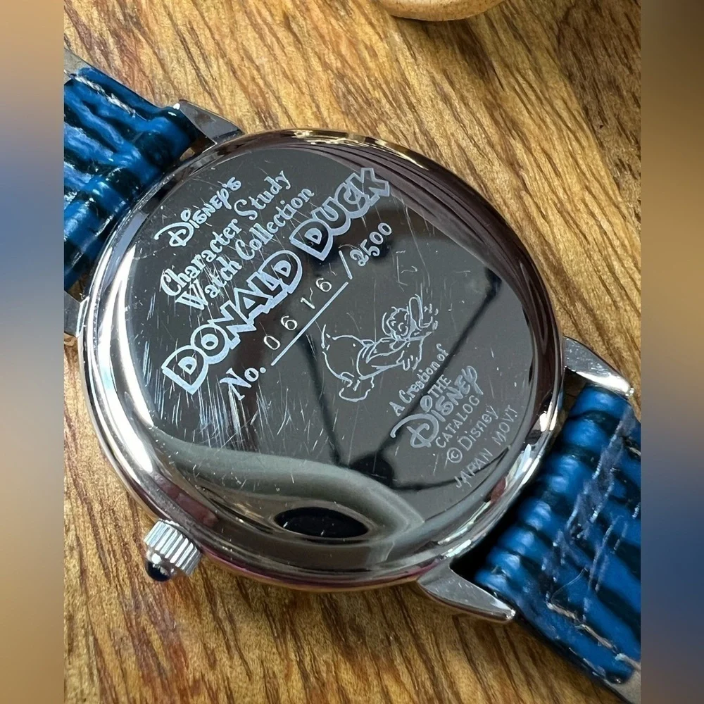 T20. Donald Duck Figure Character Study Watch Collection Made of Ceramic